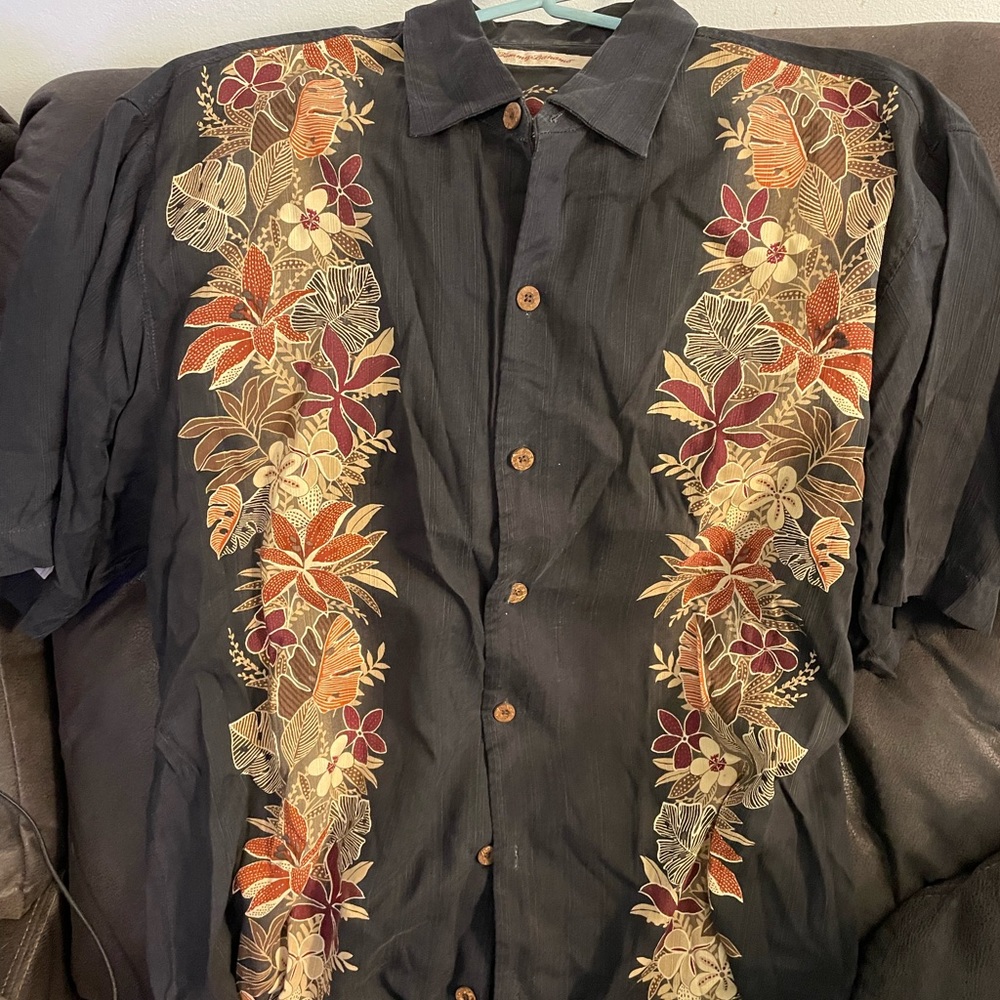 Tommy Bahama shirt Black Hawaiian men’s  large print Cuban